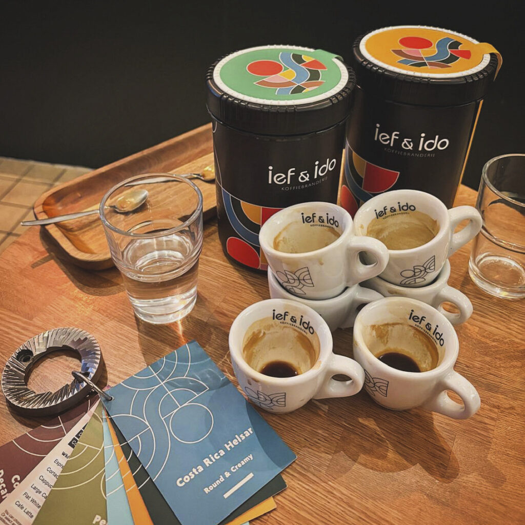 Kopjes koffie klaar voor de gasten op een evenement