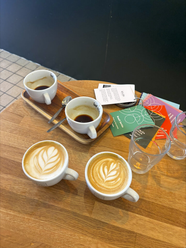 Verse koffie wordt gezet bij de mobiele koffiebar