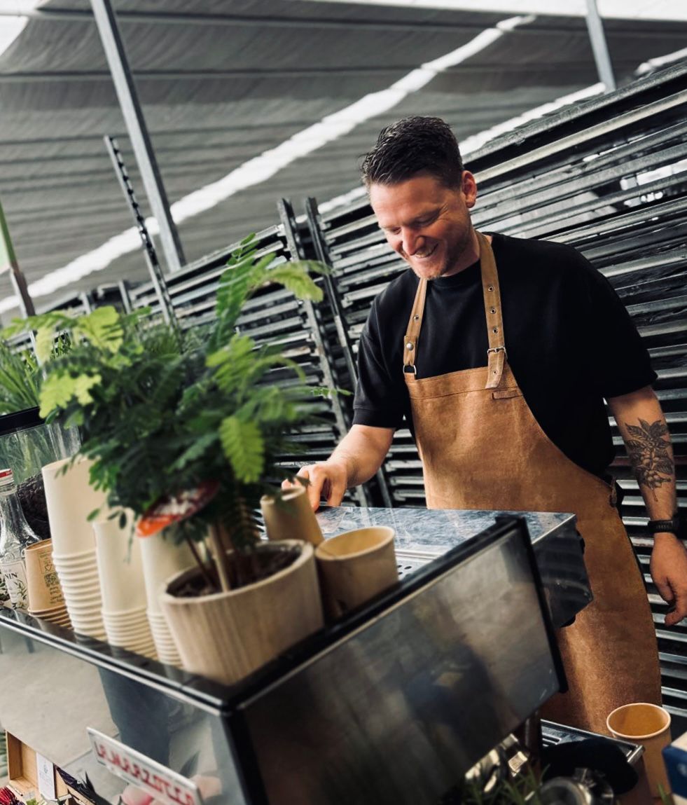 Nik achter zijn mobiele koffiebar tijdens een opdracht