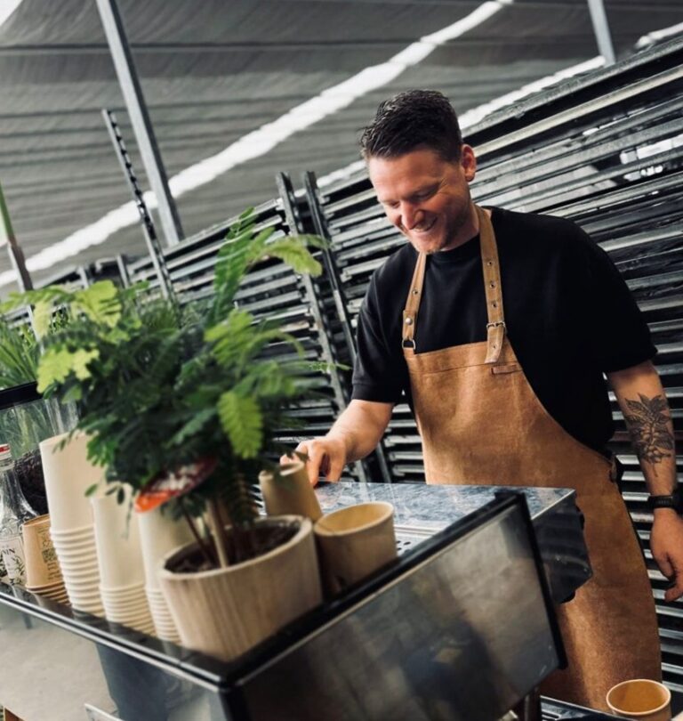 Nik zet koffie achter zijn mobiele koffiebar op locatie