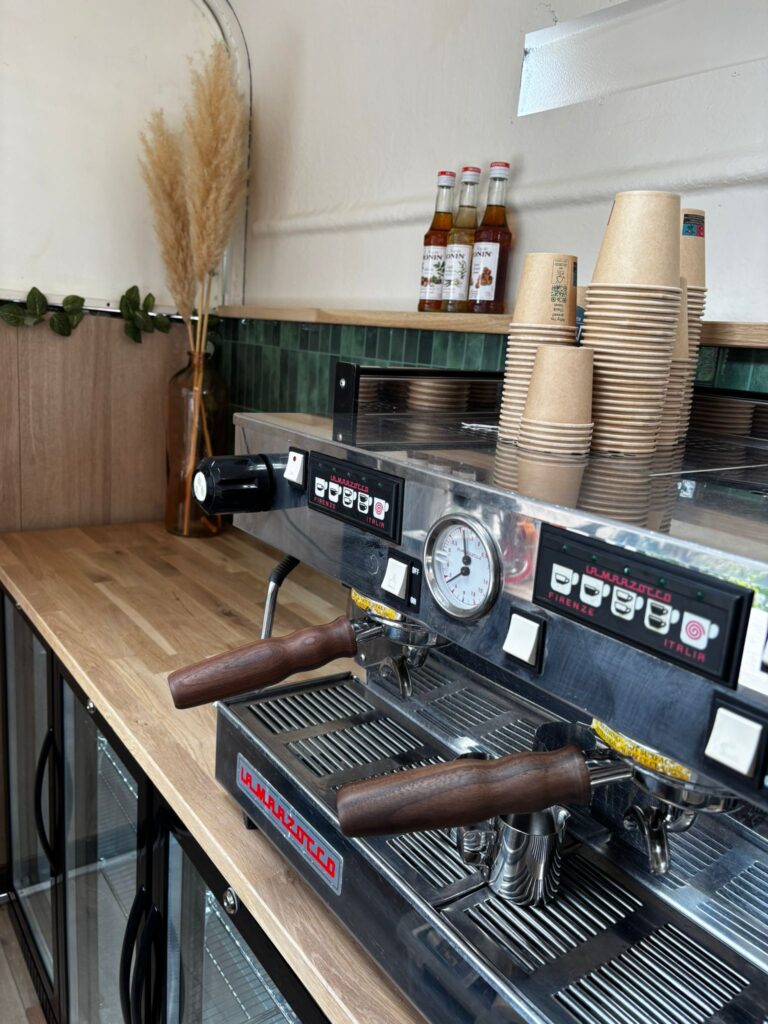 De espressobar in de koffietrailer van binnen