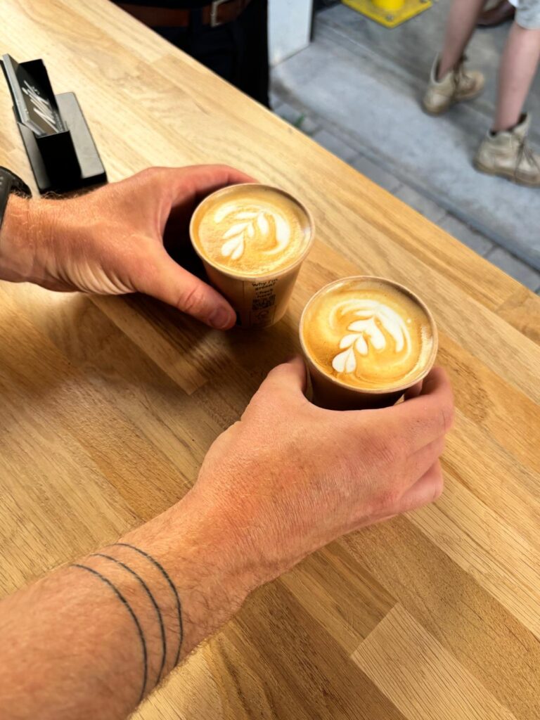 Twee koppen koffie met latte art van Nik’s Koffiebar