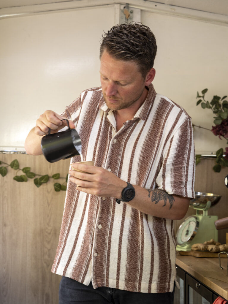 Nik met een kop verse koffie van zijn mobiele koffiebar