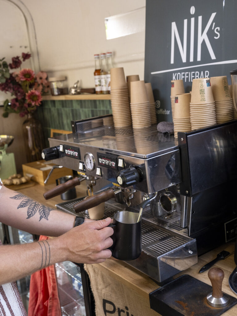 Espressomachine van Nik’s Koffiebar met kopjes klaar voor gebruik