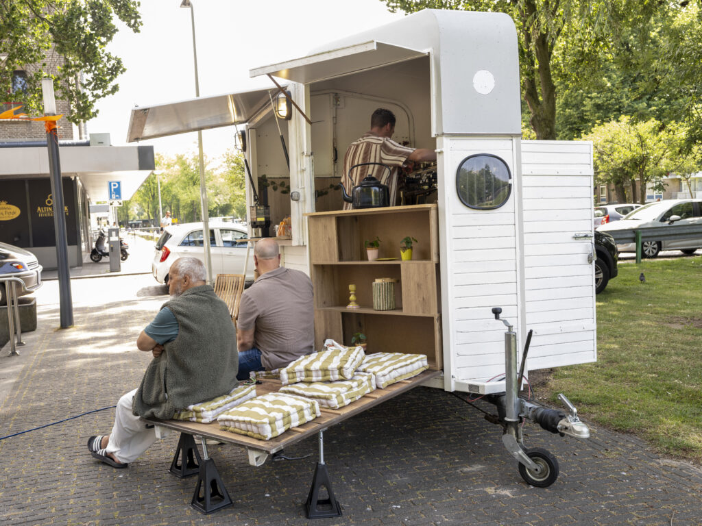 Mobiele koffiebar van Nik op locatie tijdens een evenement