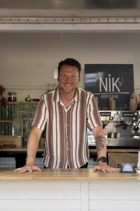 Nik, SCA-gecertificeerd barista, achter zijn mobiele koffiebar