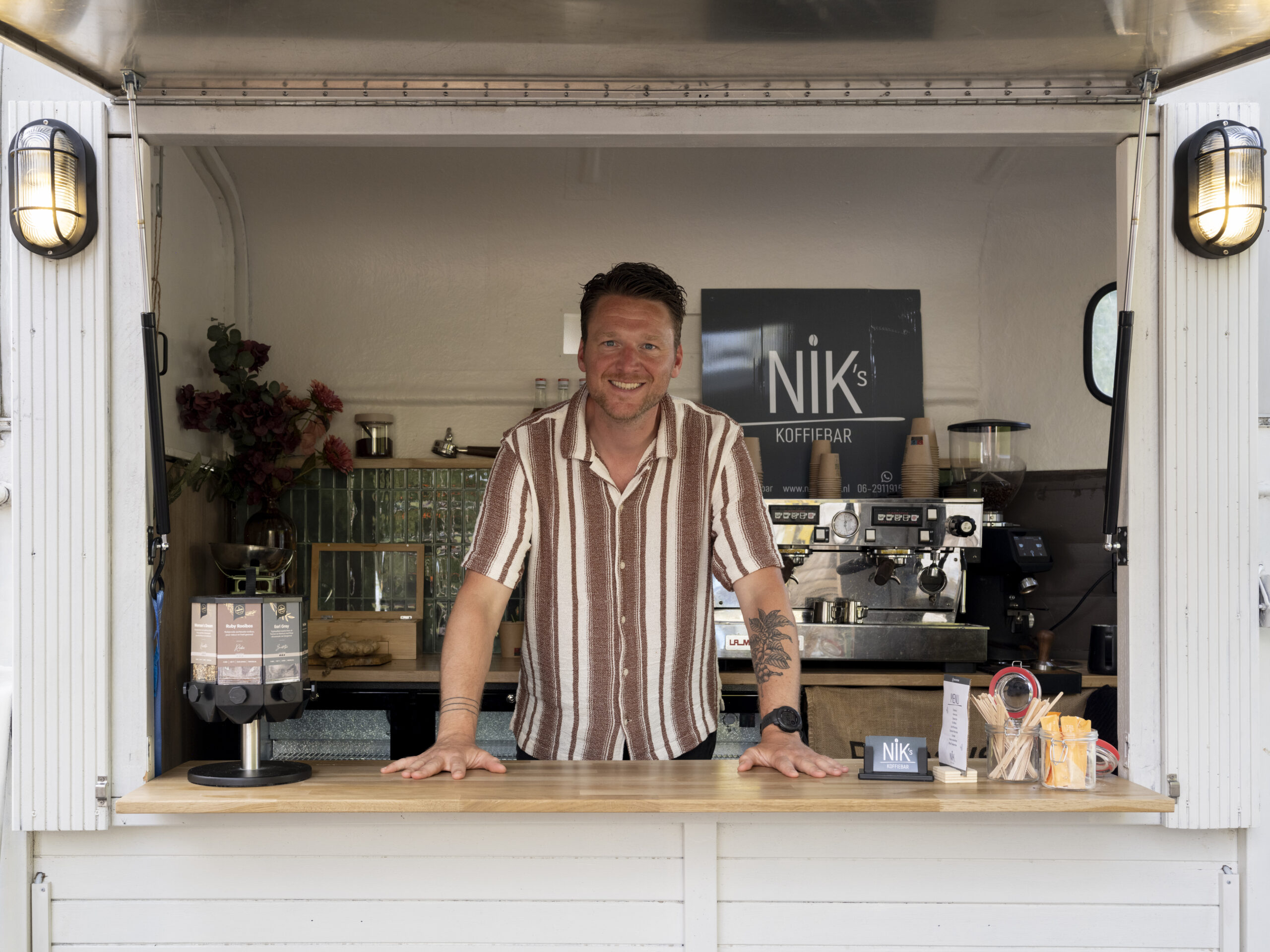 Nik, SCA-gecertificeerd barista, achter zijn mobiele koffiebar
