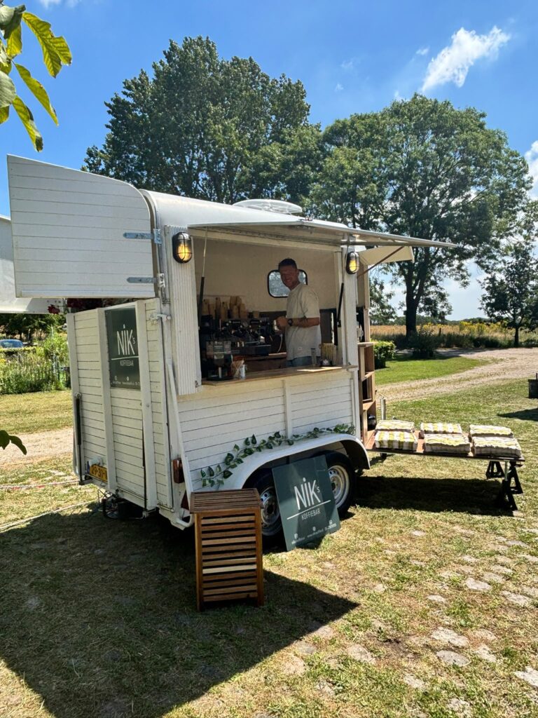 De mobiele koffiebar van Nik’s Koffiebar opgesteld in het groen