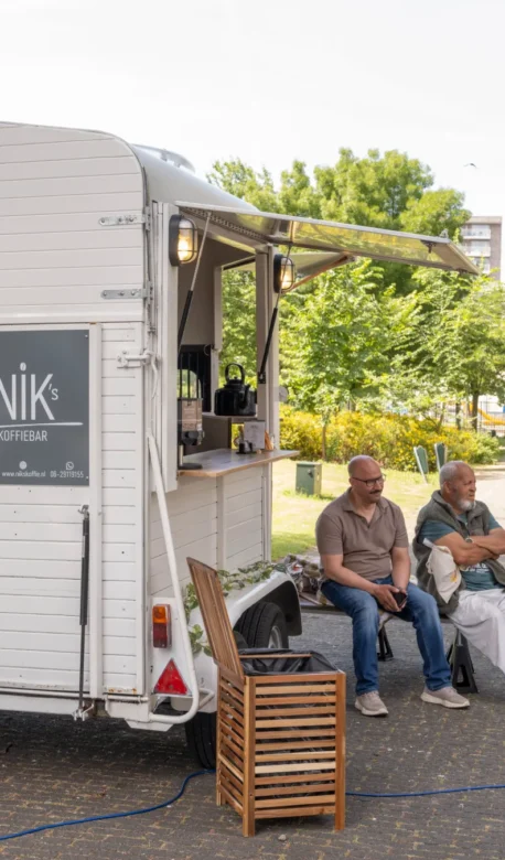 Mobiele koffiebar van Nik’s Koffiebar bij een bedrijfspand