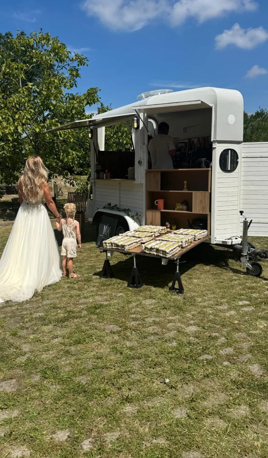 Mobiele koffiebar van Nik’s Koffiebar op een bruiloft, bruid loopt naar de koffietrailer