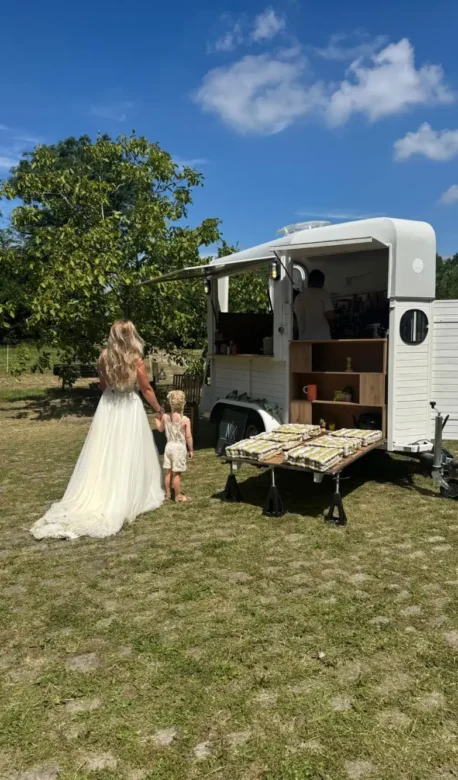 Bruid en kind bij de mobiele koffiebar van Nik’s Koffiebar op een bruiloft