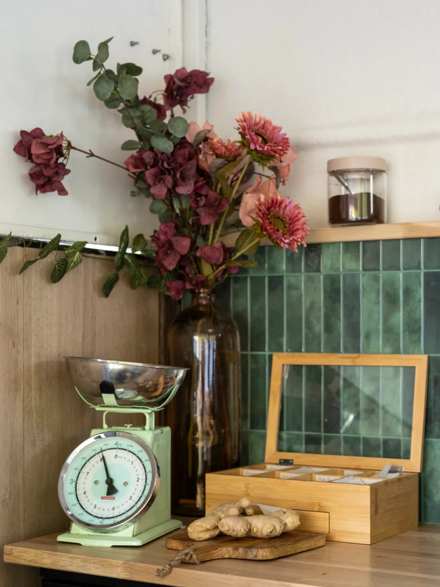 De bar van Nik’s Koffiebar met weegschaal, verse baksels en bloemen