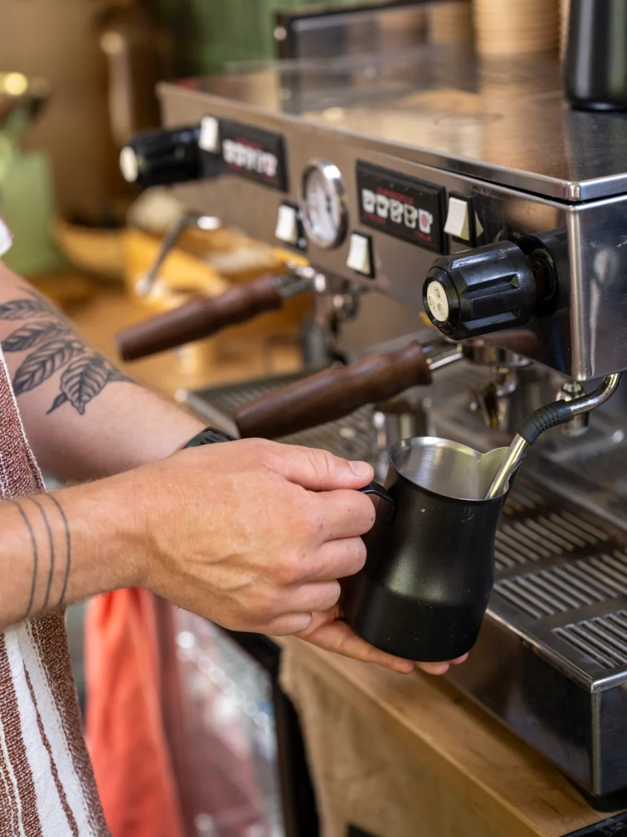 Barista van Nik’s Koffiebar bij de espressomachine